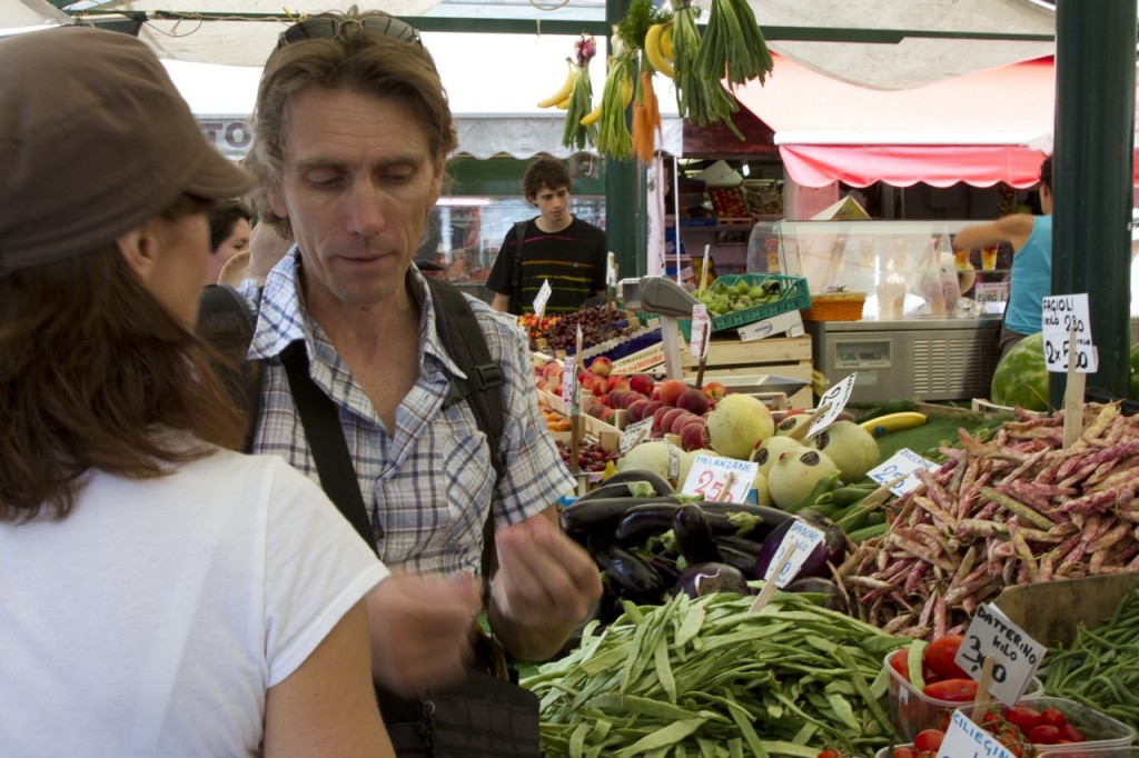 kathy and vernon at market bike tours italy italiaoutdoors food and wine