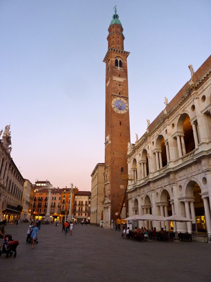 piazza-signori-cycling-holidays-italy