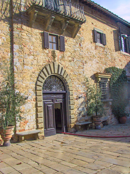 badia-courtyard-private-walking-tours-tuscany_