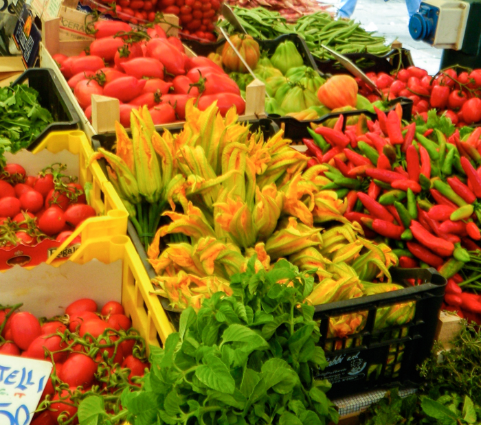 squash-blossoms-market-walking-tours-italy