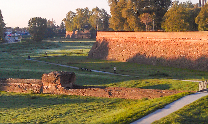 ferrara-walls-sunrise-italy-walking-tours