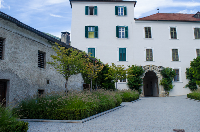 abbazia-novacella-courtyard-hiking-tour-italy