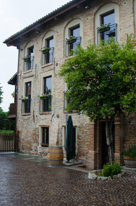 castello-neive-walking-tours-piedmont-italiaoutdoors