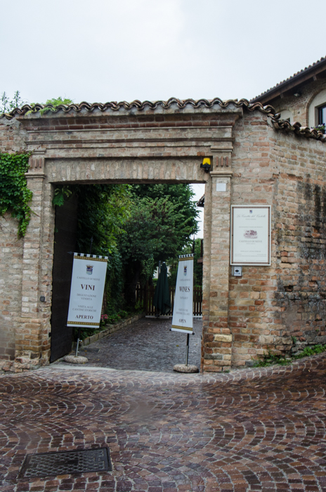 entrance-castello-neive-walking-tours-piedmont-italiaoutdoors