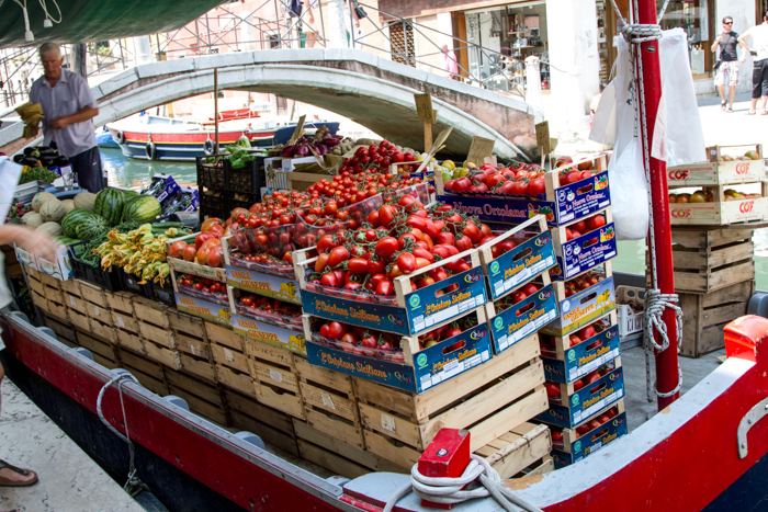 market-gondola-italy-tours-italiaoutdoors