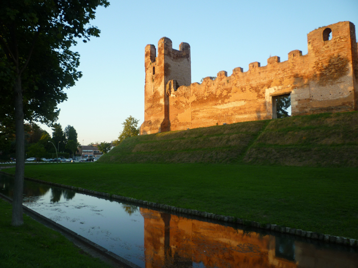 walls-of-castelfranco-bike-tours-italy