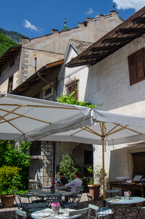 vineria-courtyard-lageder-private-italy-tours-italiaoutdoors