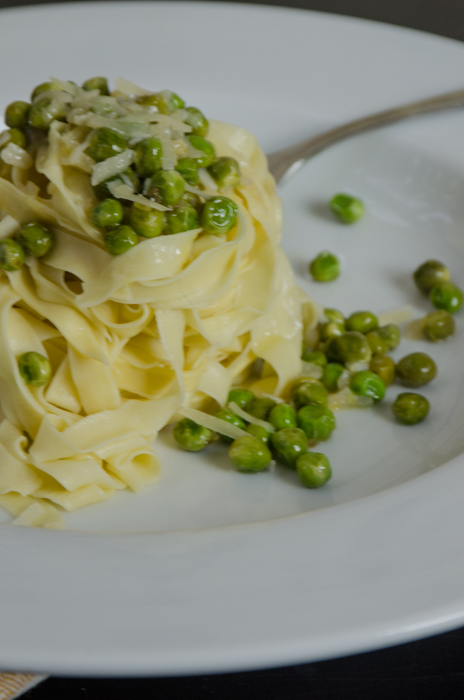 pea-sauce-pasta-close-italiaoutdoors-walking-tours-italy