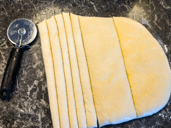 grissini-cutting-dough-italiaoutdoors-private-italy-tours