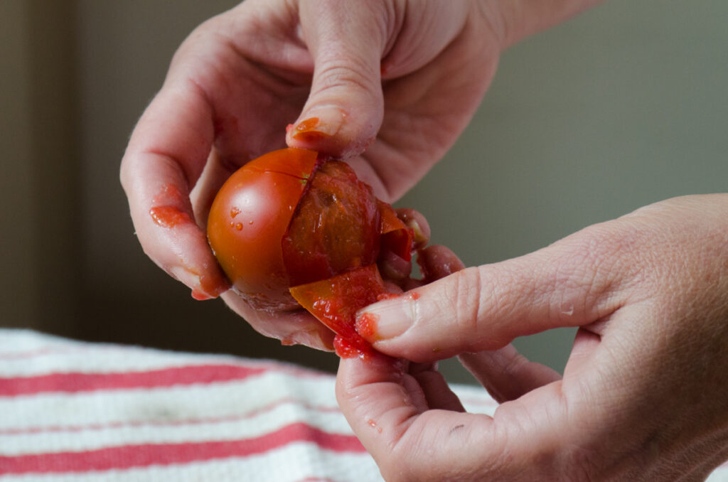peeling-tomatoes-cooking-and-biking-tuscany